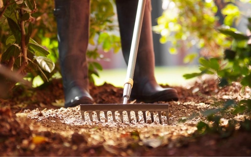 整地 地面を平らにならす方法と便利な道具 庭や菜園の下地作り 地表を整えて足元を安定させる 暮らしの手作り