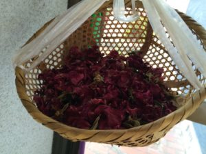 バラの花びら活用法 香りを活かせる使い方 バラの花びらで作るローズウォーター ポプリ 料理 暮らしの手作り