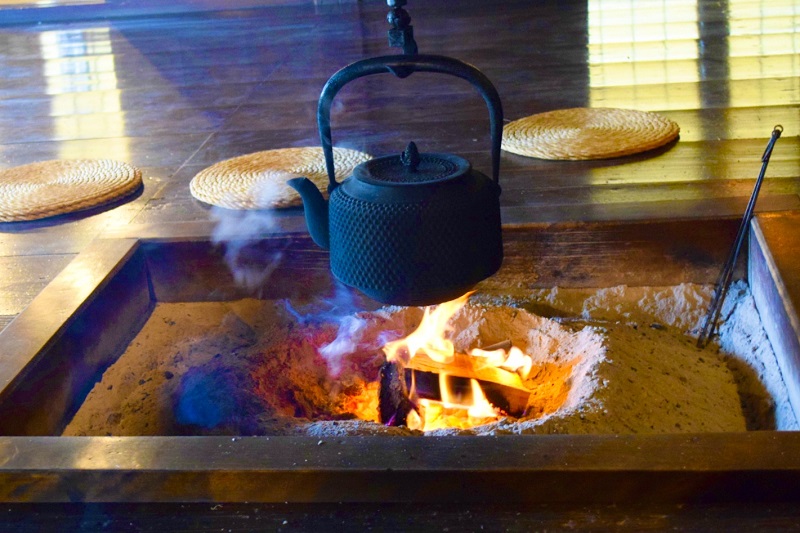古民家 囲炉裏の構造はシンプル 自作も可能 囲炉裏は室内での焚き火 囲炉裏部屋には換気設備が必要 暮らしの手作り