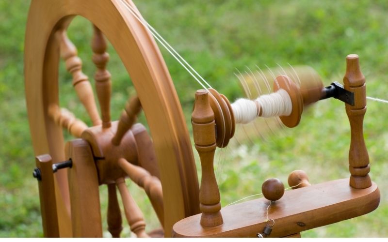 手紡ぎ糸 羊毛を撚り合わせて糸にする方法 スピンドルでの糸紡ぎ リラックスできる指先アート 暮らしの手作り