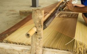 木枠の手織り機