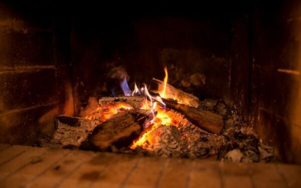 囲炉裏の火と薪