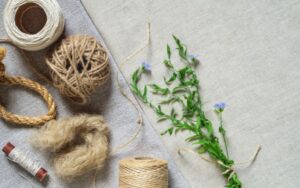 麻】繊維が採れる植物と糸に紡いで布を作る方法 - 暮らしの手づくり