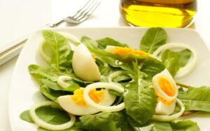 たんぽぽ葉と茹で卵のサラダ