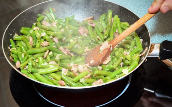 インゲン豆とベーコンの炒め物