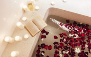 キャンドルライトとバラの花びらを浮かべた浴槽