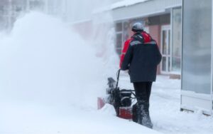 エンジン式の除雪機