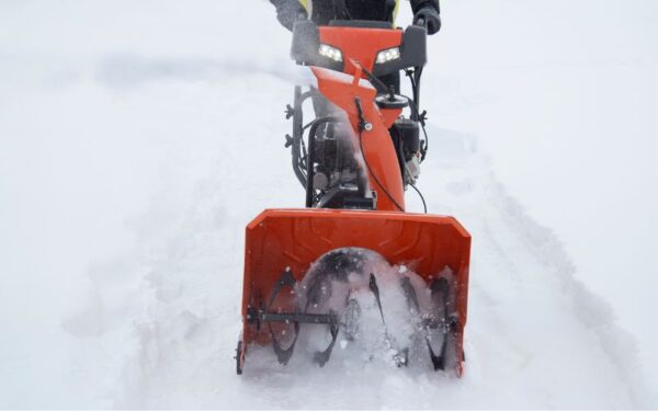 オレンジ色の除雪機