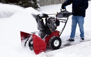 赤い家庭用除雪機