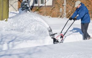 除雪機を使う女性