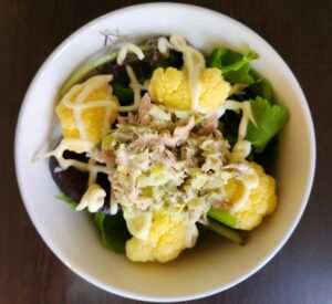 カリフラワーとベビーリーフのサラダ