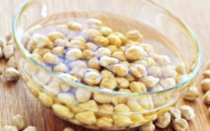 乾燥豆を水に浸ける